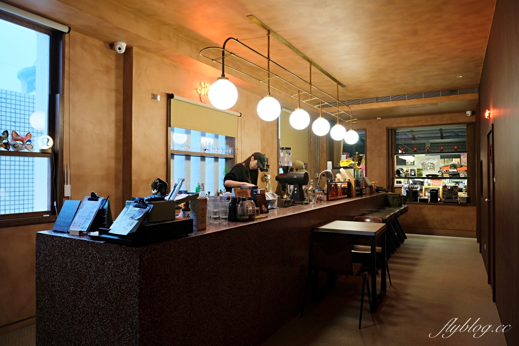 台中北區｜KroX Coffee HQ．充滿復古風情的咖啡館，週末假日營業到深夜 @飛天璇的口袋