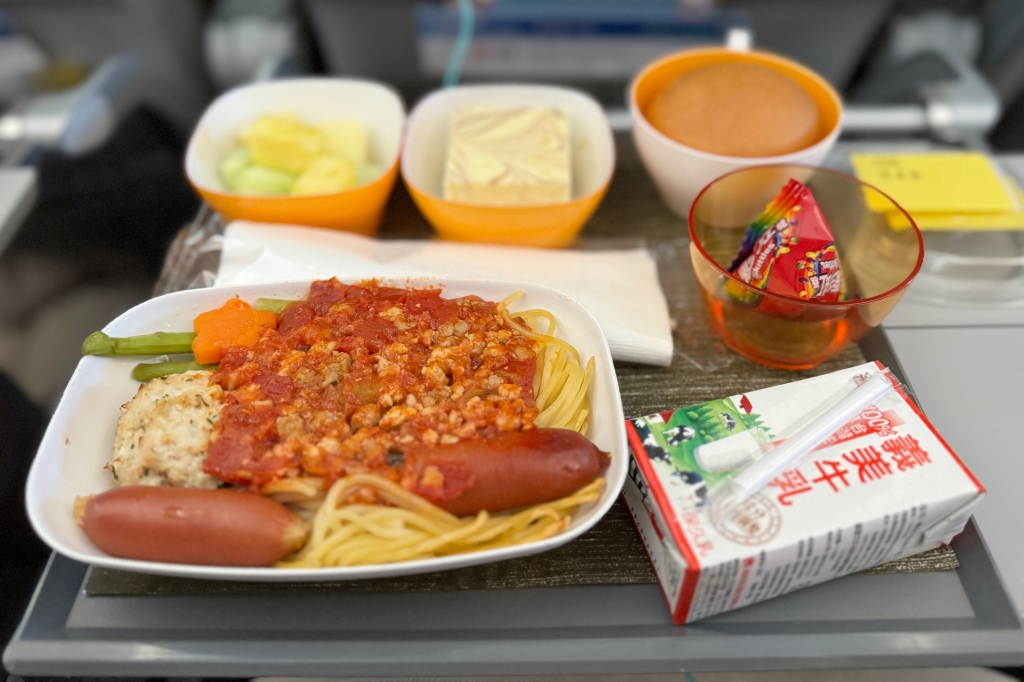 日本東京｜長榮航空BR196 台北–東京 波音787-10，機上座位及飛機餐分享 @飛天璇的口袋