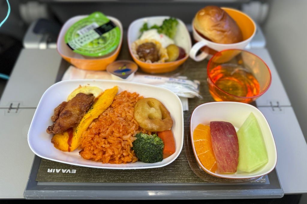 日本東京｜長榮航空BR196 台北–東京 波音787-10，機上座位及飛機餐分享 @飛天璇的口袋