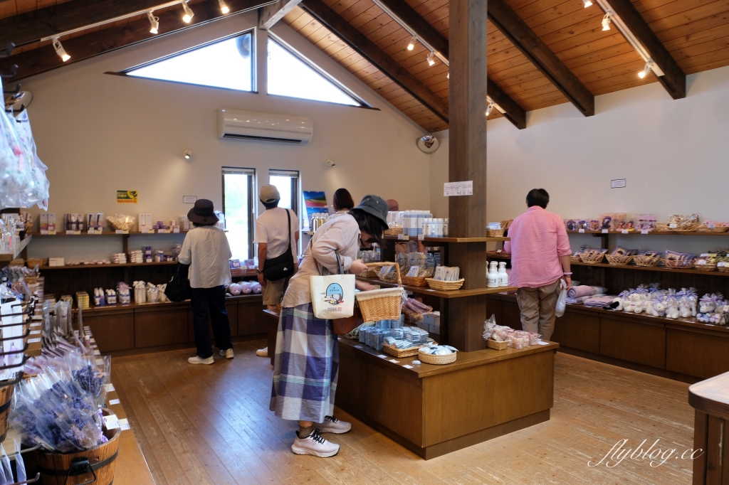 日本北海道｜薰衣草東部 Lavender East．日本最大面積的薰衣草，泡足湯欣賞整片紫色花海 @飛天璇的口袋