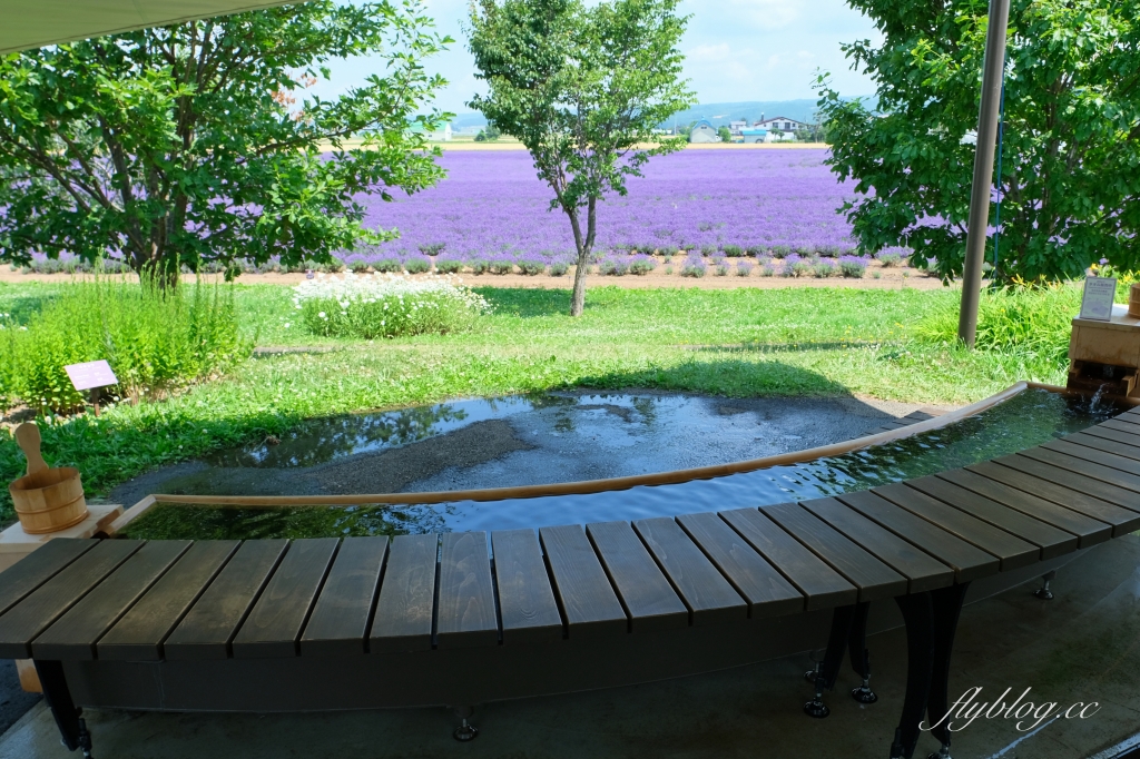 日本北海道｜薰衣草東部 Lavender East．日本最大面積的薰衣草，泡足湯欣賞整片紫色花海 @飛天璇的口袋