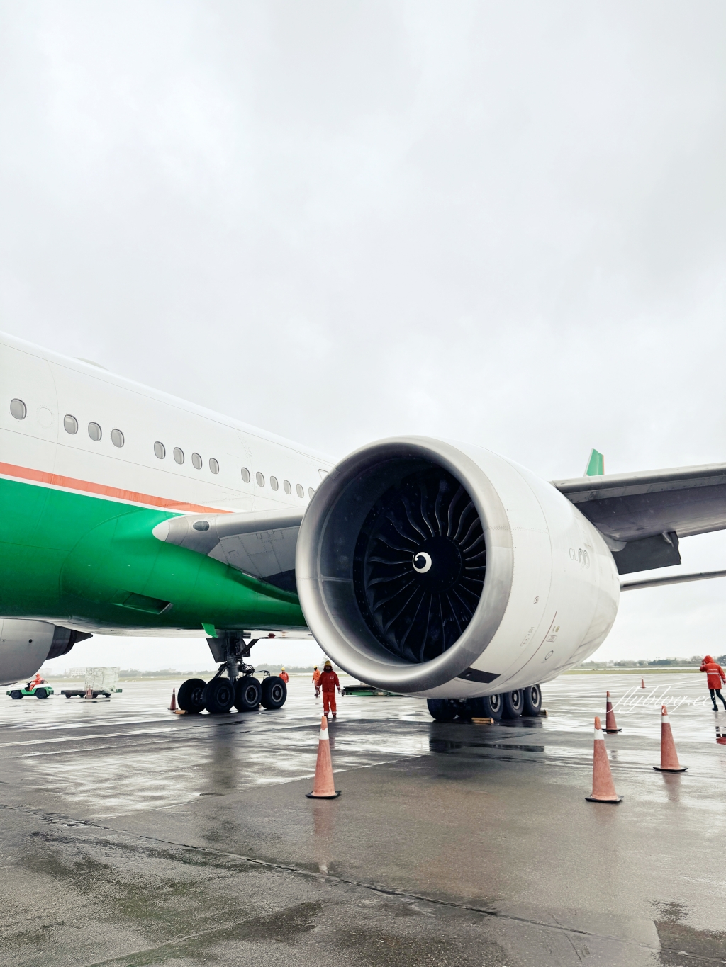 澳門旅遊｜長榮航空BR801 台北–澳門 波音777-300ER，機上座位及飛機餐分享 @飛天璇的口袋