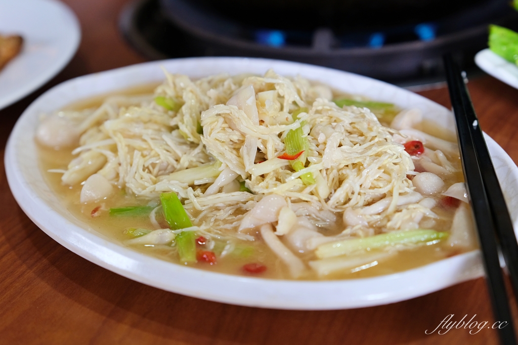 桃園龜山｜逗陣來土雞城．在神明廳裡吃飯，超隱密的土雞城，雞鴨養在院子前 @飛天璇的口袋