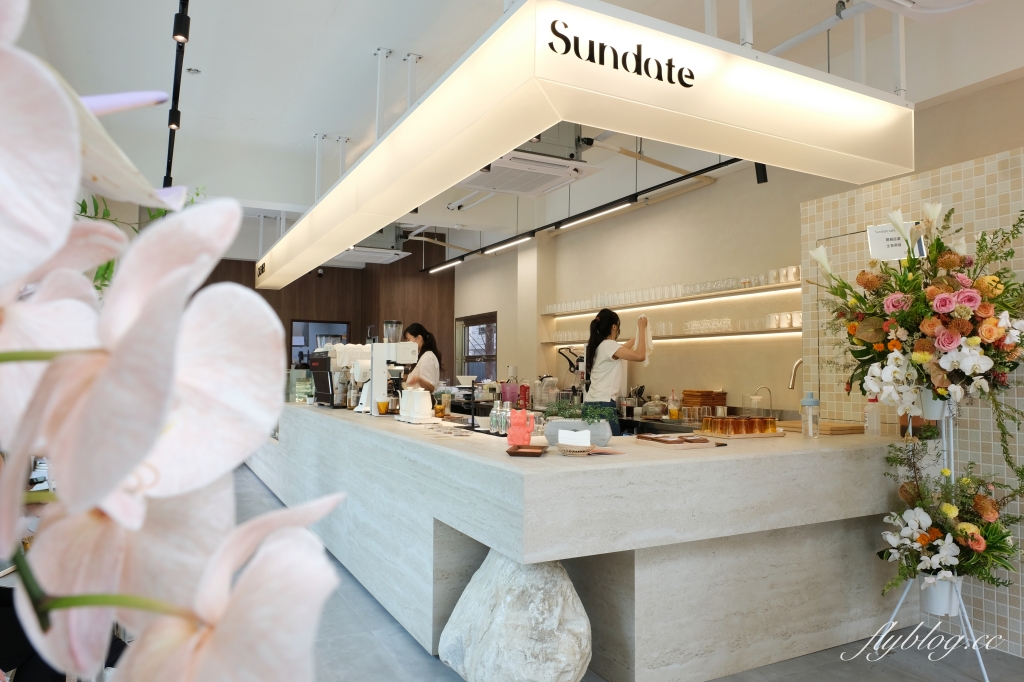 台中南屯｜Sundate cafe．七期獨棟純白落地窗建築，還有大片庭院戶外美拍 @飛天璇的口袋