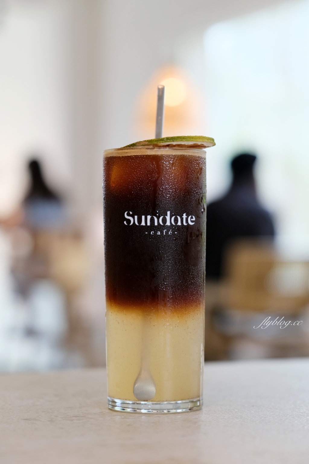 台中南屯｜Sundate cafe．七期獨棟純白落地窗建築，還有大片庭院戶外美拍 @飛天璇的口袋