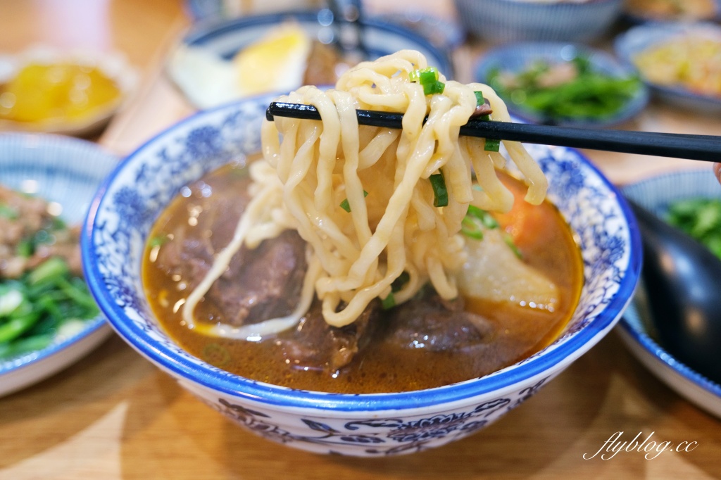 台中南屯｜小初店．台中米其林指南推薦，好吃的牛肉麵和滷肉飯 @飛天璇的口袋