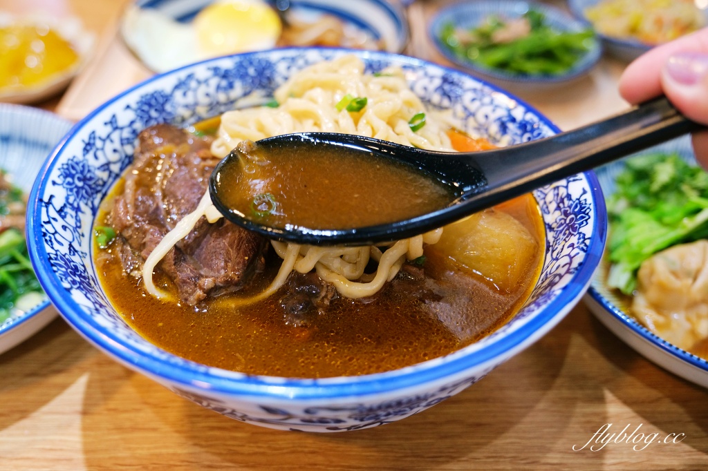 台中南屯｜小初店．台中米其林指南推薦，好吃的牛肉麵和滷肉飯 @飛天璇的口袋