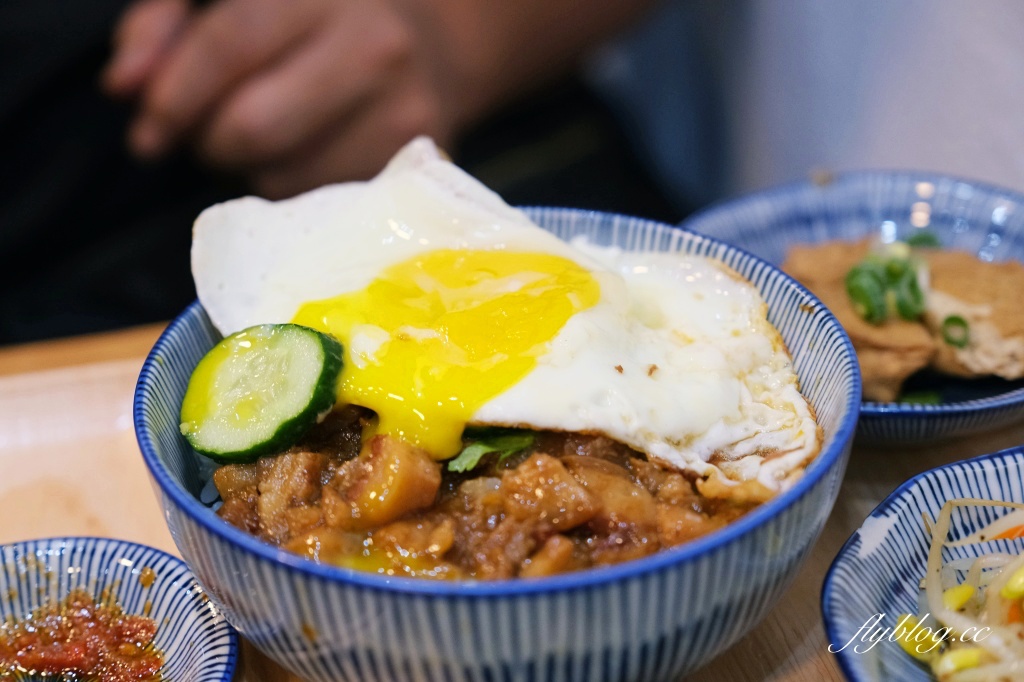 台中南屯｜小初店．台中米其林指南推薦，好吃的牛肉麵和滷肉飯 @飛天璇的口袋