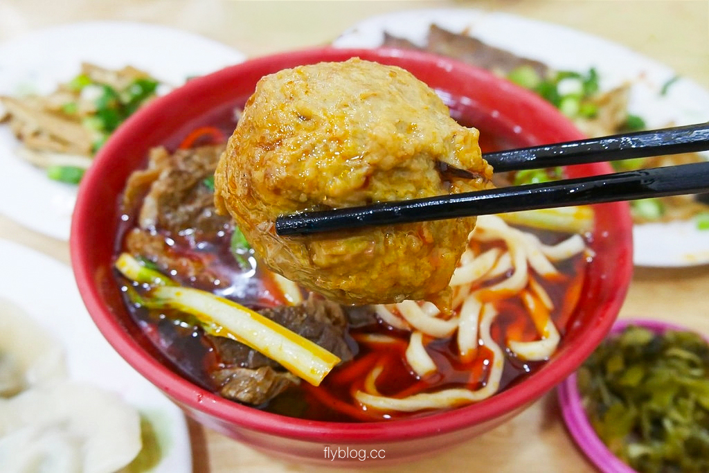 台中北屯｜小林牛肉麵．北平路20年老字號牛肉麵，招牌龍虎麵有獅子頭 @飛天璇的口袋