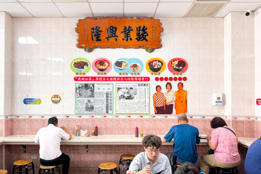 台中豐原｜康康豬豬血湯炒麵．炒麵界的經濟奇蹟，生意好到有三個停車場(附菜單) @飛天璇的口袋
