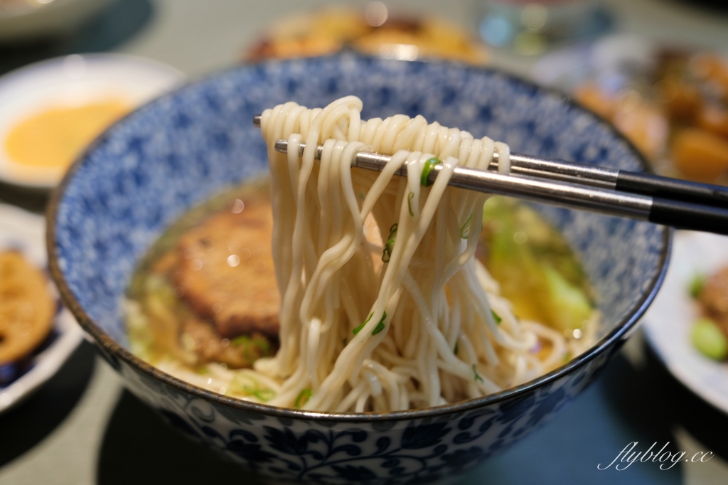 台中西區｜繡球麵店．節氣小菜更是亮點，米其林必比登推薦台中文青麵店 @飛天璇的口袋