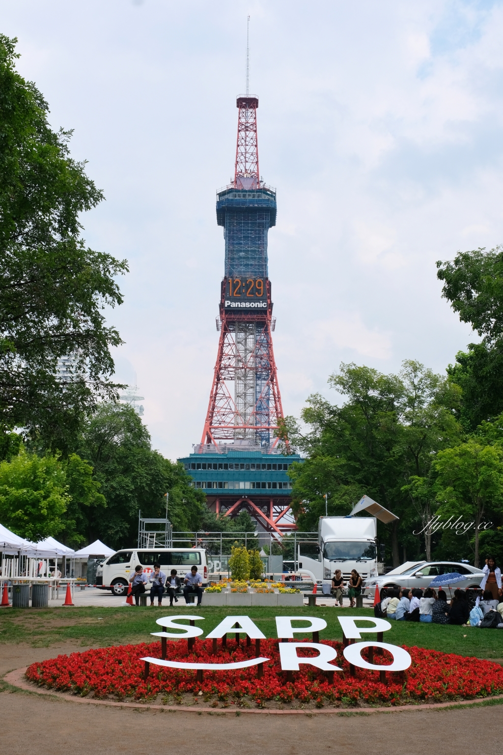 日本北海道｜大通公園烤玉米．4月~10月才吃得到，還可以烤的蒸的各半 @飛天璇的口袋