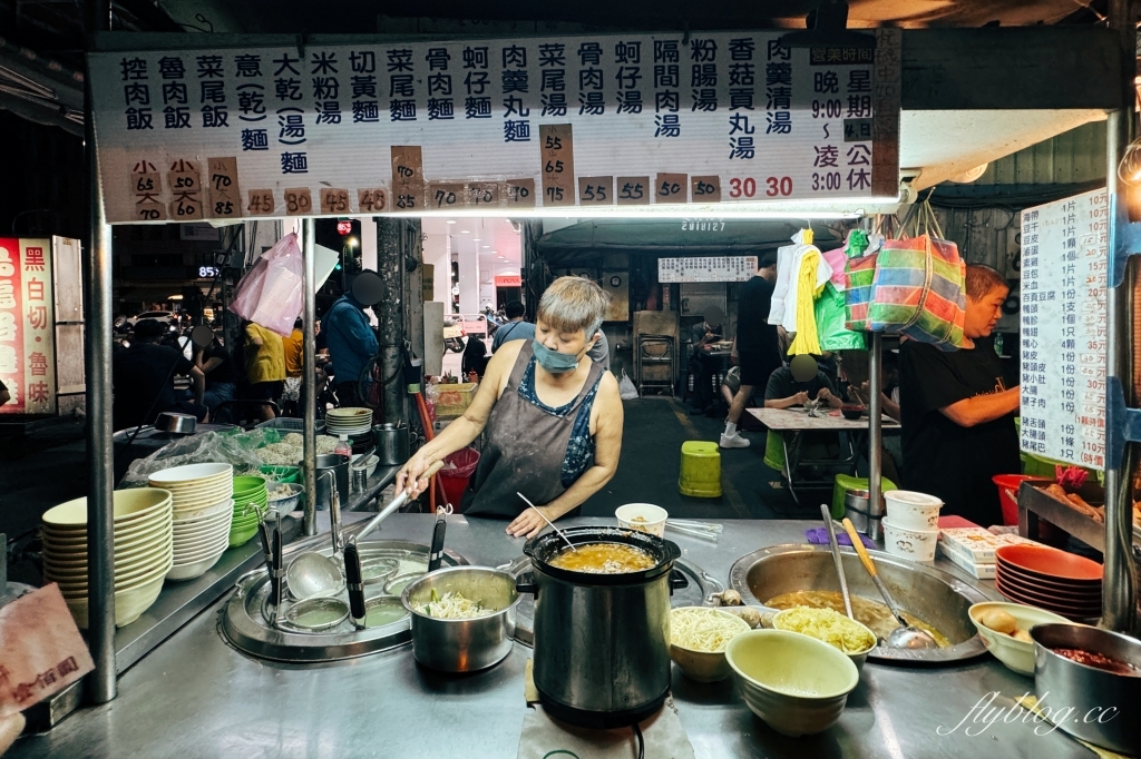 台中西屯｜烏龍路邊攤．台中超強宵夜場，還沒開始營業就排隊 @飛天璇的口袋