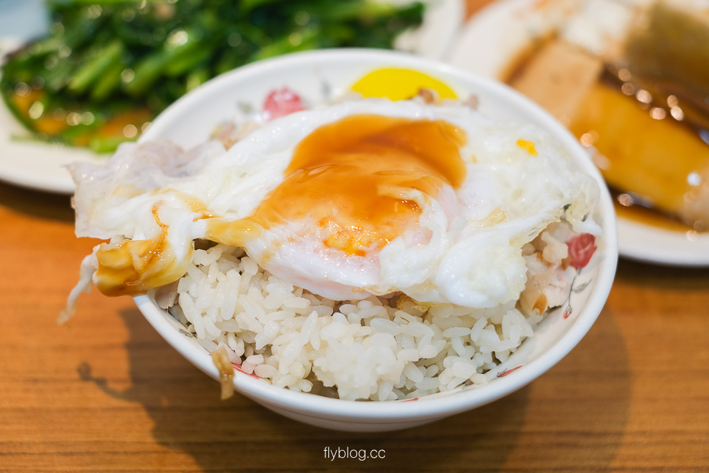 嘉義西區｜阿溪雞肉飯．在地人激推！清爽好味雞肉飯與必點小菜，錯過招牌肉片飯也值得！ @飛天璇的口袋