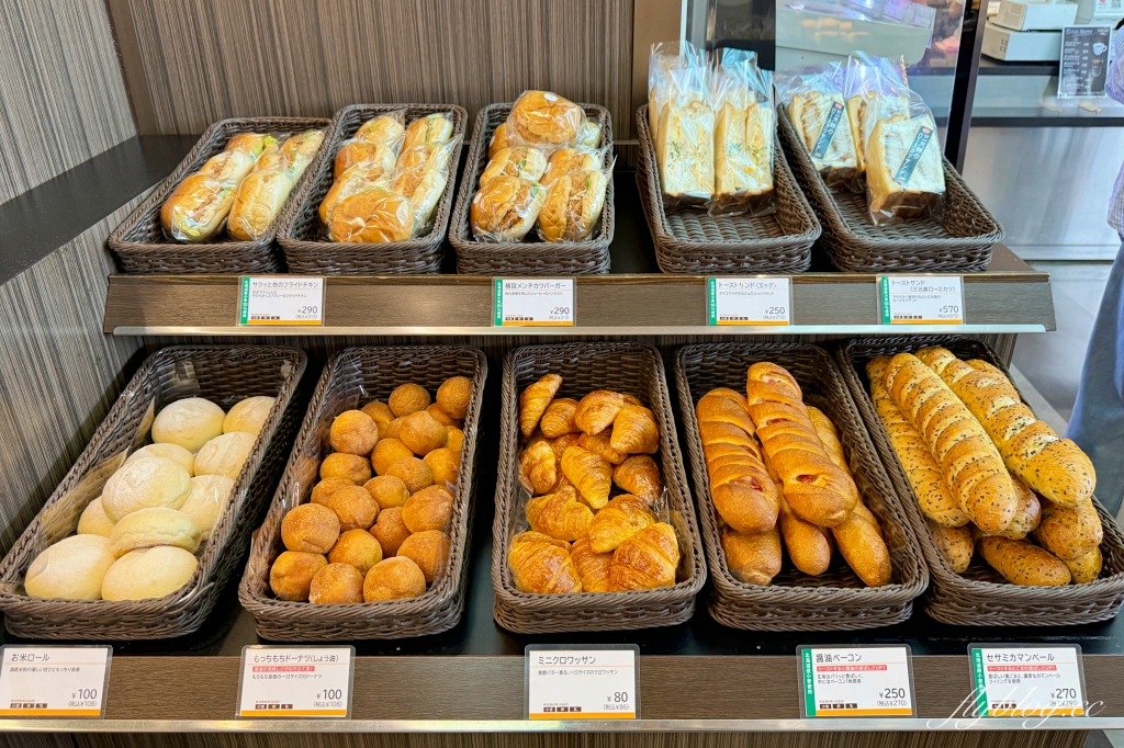 日本北海道｜釧路車站美食．人氣飯糰專賣店、釧路logo造型麵包、釧路限定7-11便當 @飛天璇的口袋