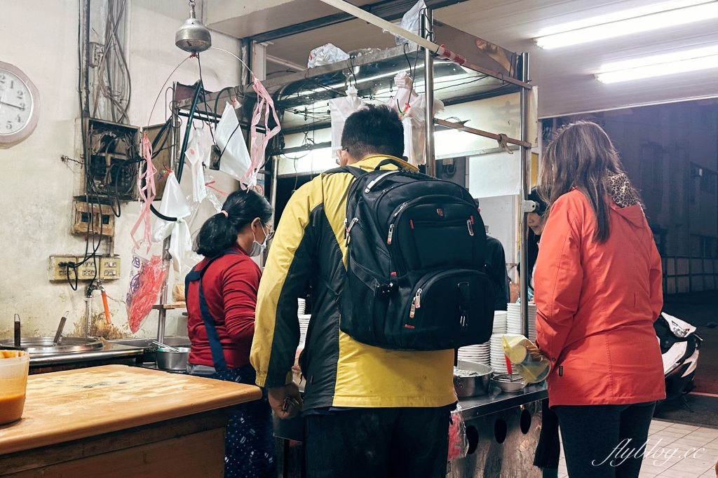 台中東勢｜老黑輪肉圓店車站店．東勢豐原客運車店對面，食尚玩家採訪在地美食 @飛天璇的口袋