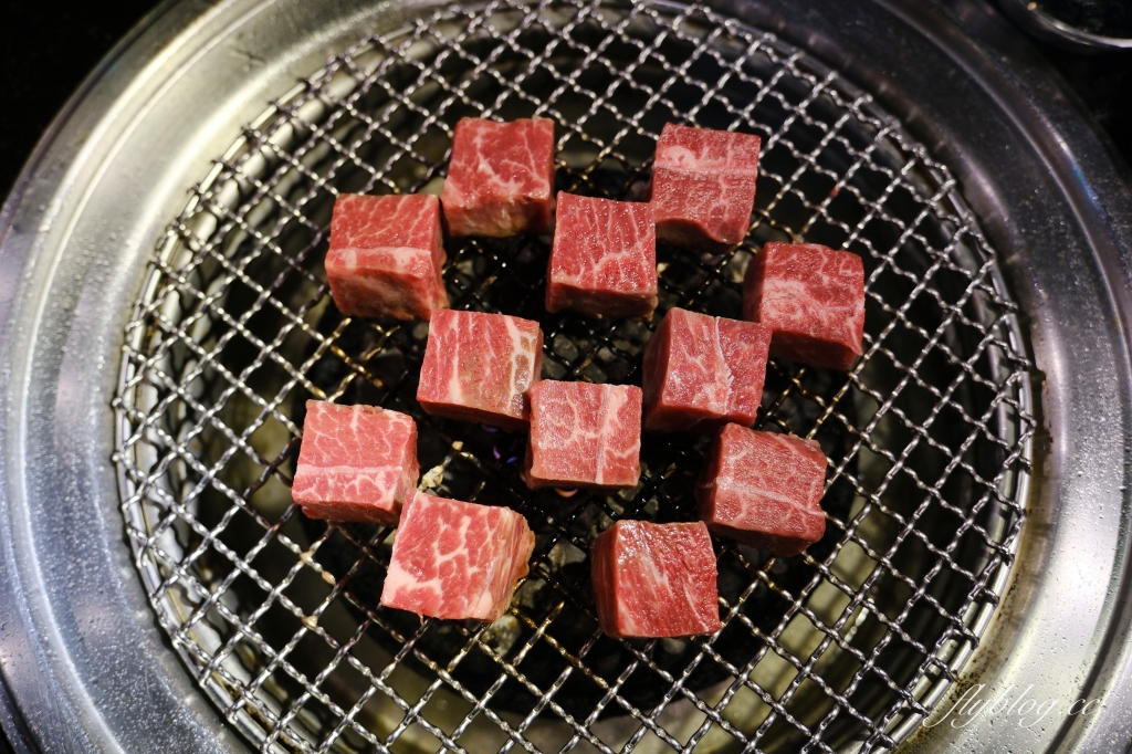 不靠Google評論送東西！回訪度最高的台中韓式燒肉【燒肉滋滋】，繽紛全牛套餐新上市 @飛天璇的口袋