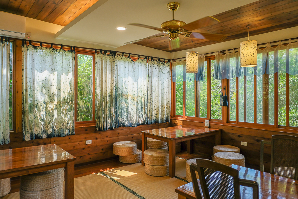 【卓也小屋渡假園區】2026鳶尾花季起跑！森林裡的小村落，賞花、美食、印染 @飛天璇的口袋