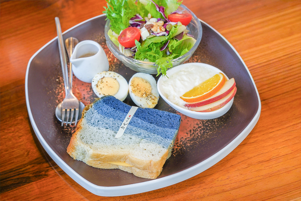 【卓也小屋渡假園區】2026鳶尾花季起跑！森林裡的小村落，賞花、美食、印染 @飛天璇的口袋