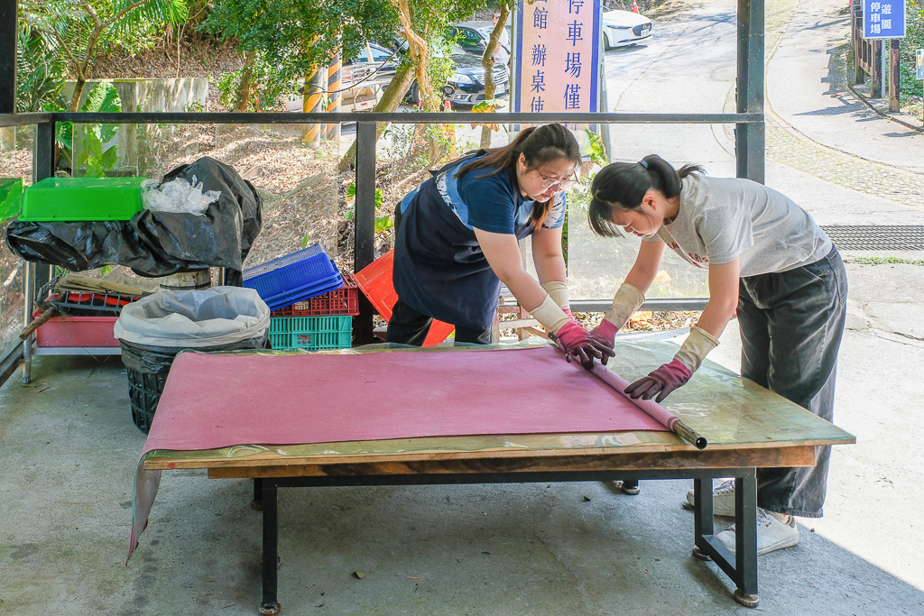 【卓也小屋渡假園區】2026鳶尾花季起跑！森林裡的小村落，賞花、美食、印染 @飛天璇的口袋