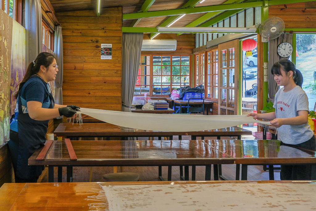 【卓也小屋渡假園區】2026鳶尾花季起跑！森林裡的小村落，賞花、美食、印染 @飛天璇的口袋