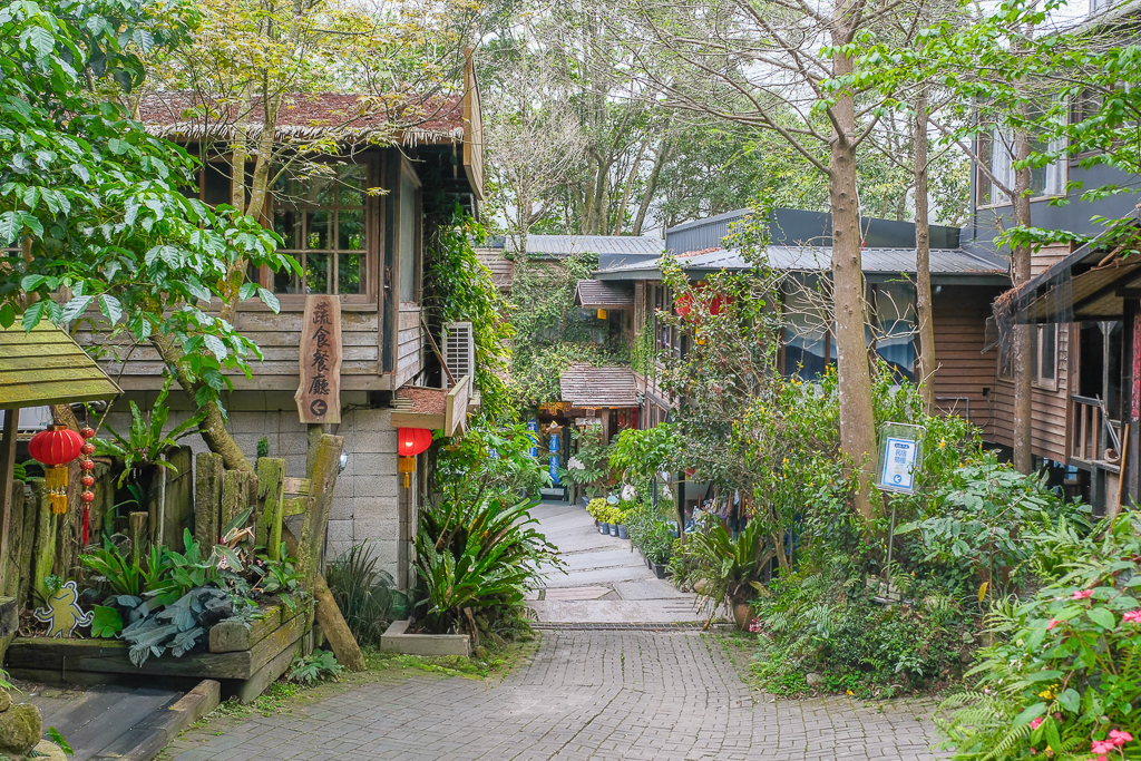 【卓也小屋渡假園區】2026鳶尾花季起跑！森林裡的小村落，賞花、美食、印染 @飛天璇的口袋