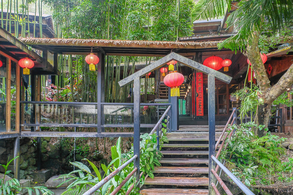 【卓也小屋渡假園區】2026鳶尾花季起跑！森林裡的小村落，賞花、美食、印染 @飛天璇的口袋