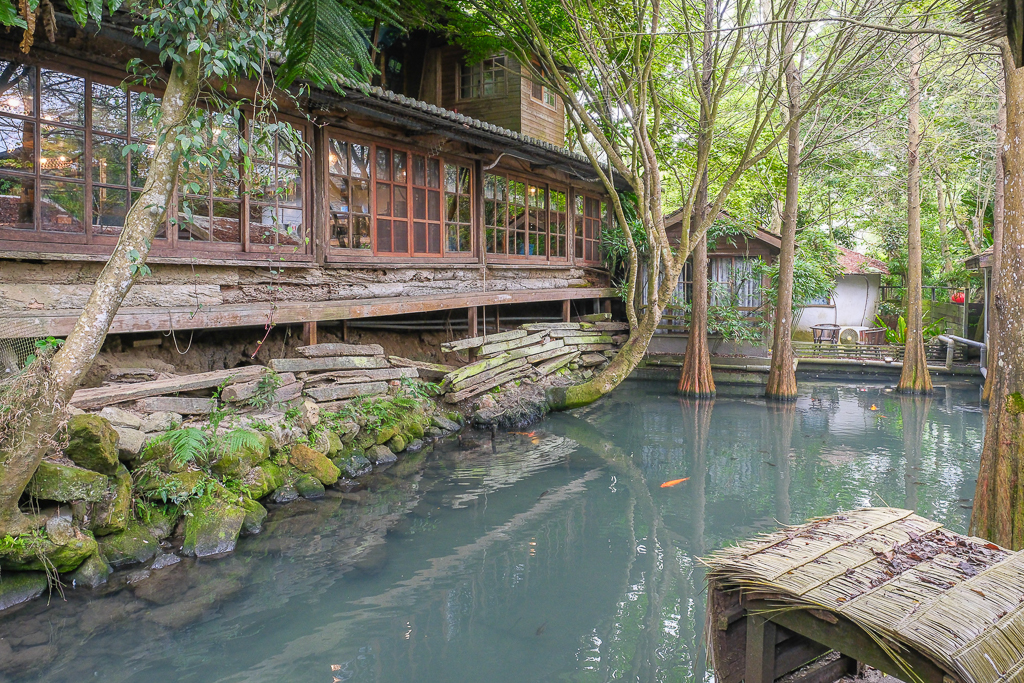 【卓也小屋渡假園區】2026鳶尾花季起跑！森林裡的小村落，賞花、美食、印染 @飛天璇的口袋