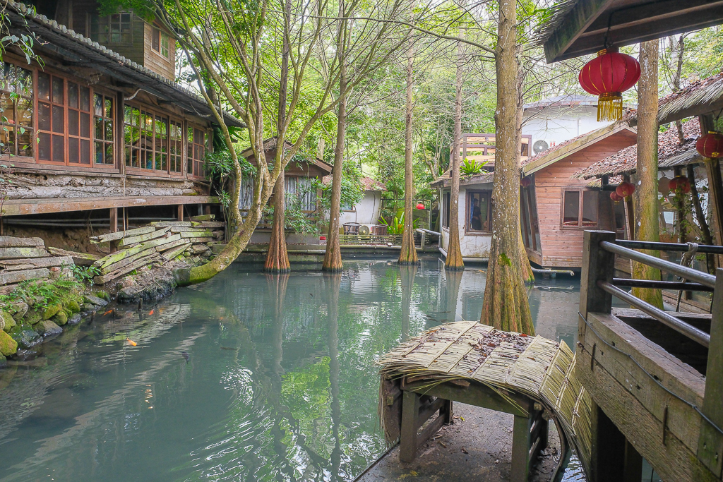 【卓也小屋渡假園區】2026鳶尾花季起跑！森林裡的小村落，賞花、美食、印染 @飛天璇的口袋