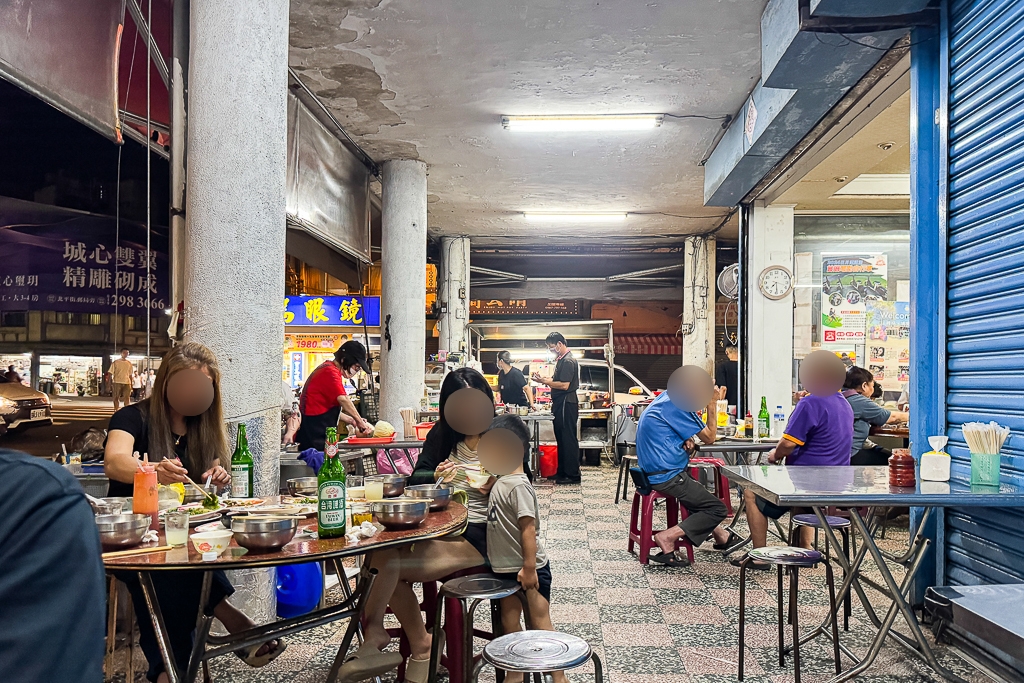 南投埔里｜雨傘店阿川麵店．埔里人氣小吃美食，必點炒骨肉和豬腦煎蛋 @飛天璇的口袋