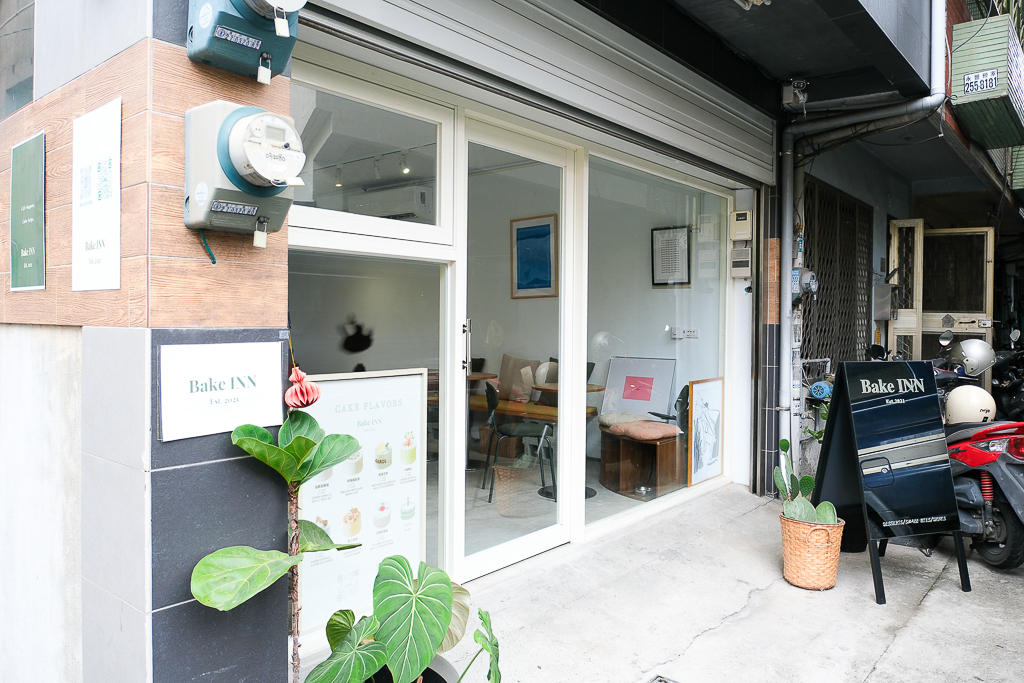 台中西屯｜Bake INN．網路甜點工作室轉型甜點店，逢甲商圈巷弄裡的咖啡館 @飛天璇的口袋