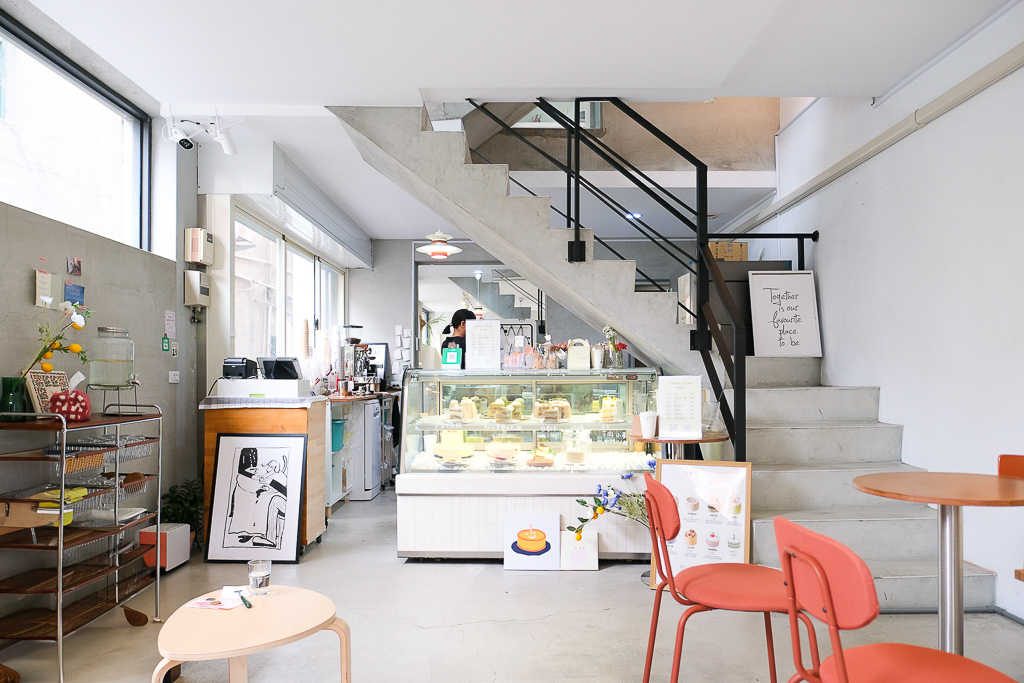 台中西屯｜Bake INN．網路甜點工作室轉型甜點店，逢甲商圈巷弄裡的咖啡館 @飛天璇的口袋