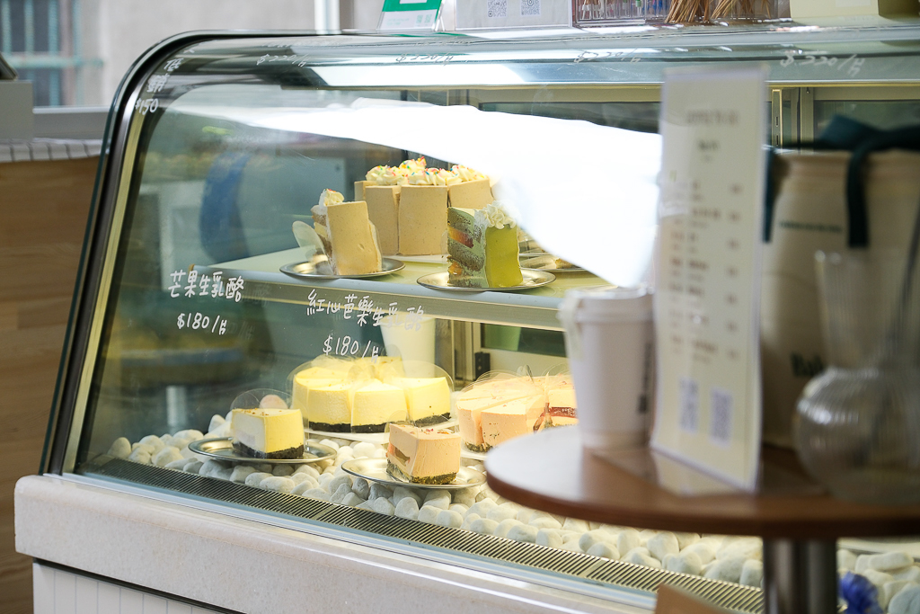 台中西屯｜Bake INN．網路甜點工作室轉型甜點店，逢甲商圈巷弄裡的咖啡館 @飛天璇的口袋