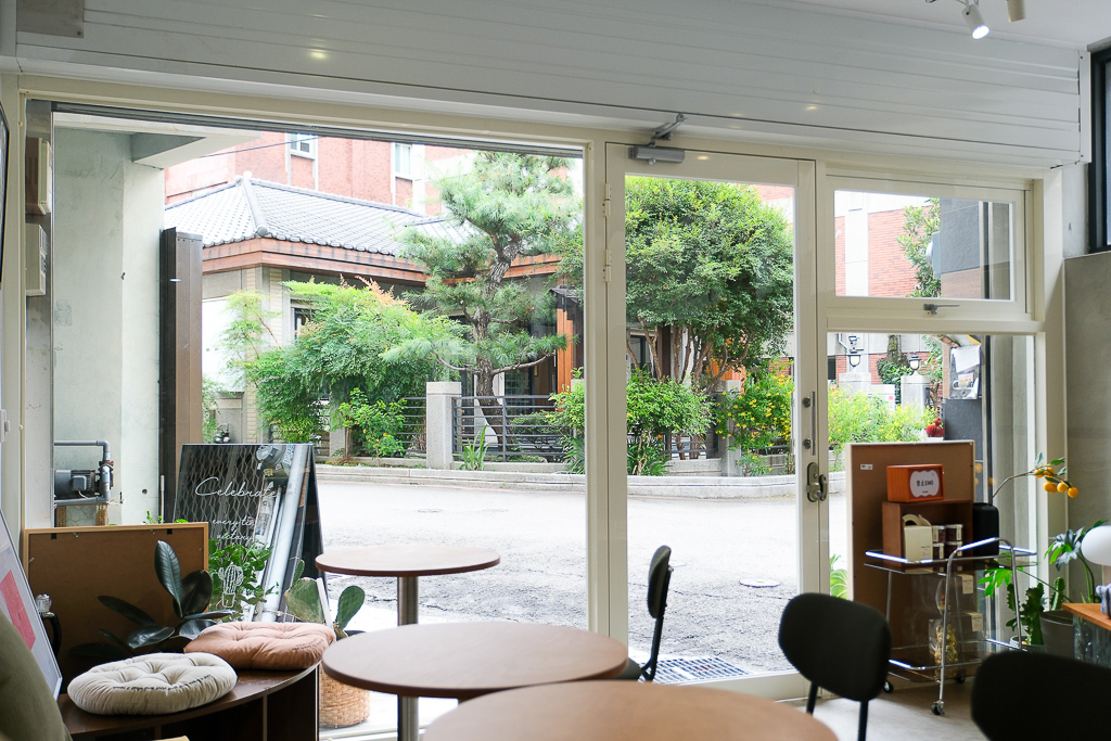 台中西屯｜Bake INN．網路甜點工作室轉型甜點店，逢甲商圈巷弄裡的咖啡館 @飛天璇的口袋