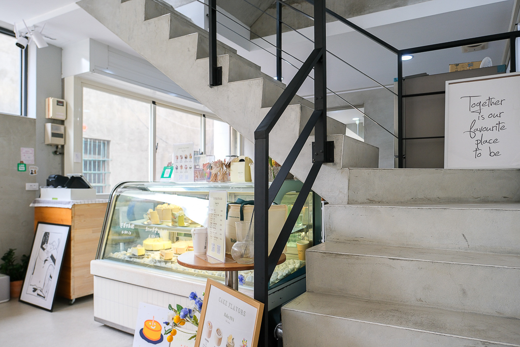 台中西屯｜Bake INN．網路甜點工作室轉型甜點店，逢甲商圈巷弄裡的咖啡館 @飛天璇的口袋