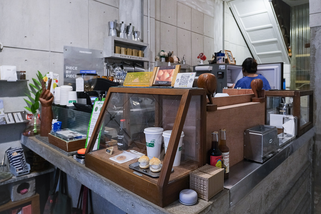 泰國曼谷｜Pieces Cafe &#038; Bed．曼谷嵩越路特色咖啡館，有可愛胸部造型的麵包 @飛天璇的口袋