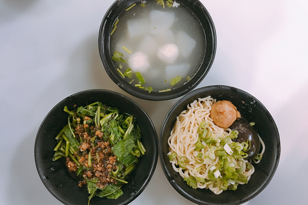 台中北區｜和記傻瓜麵．一中學子讀書的回憶，簡單的黑醋醬油成就一碗經典 @飛天璇的口袋