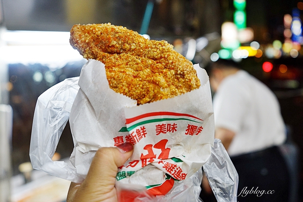 台中北屯｜協力旺香雞排 松竹店．老闆穿西裝襯衫炸雞排，堅持不切才可以鎖住水份 @飛天璇的口袋