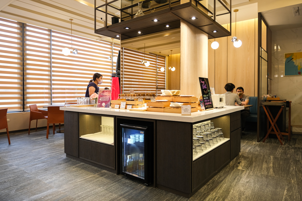 高雄新興｜JOHO HOTEL．下午茶點心吃到飽，早餐可以吃到12點退房 @飛天璇的口袋
