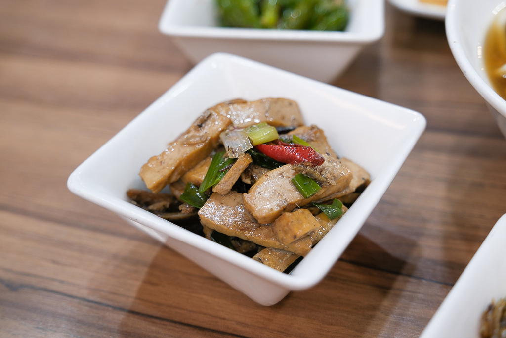 台中北區｜利居家鄉小吃．北平路30年老字號，必點木須炒麵和小菜 @飛天璇的口袋