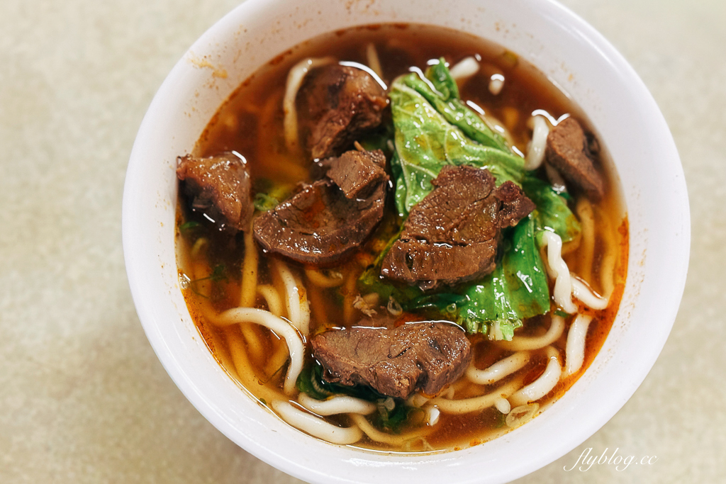 台中西屯｜山東老牌水餃牛肉麵．台中巨無霸大水餃，一口咬下滿滿韭菜內餡 @飛天璇的口袋
