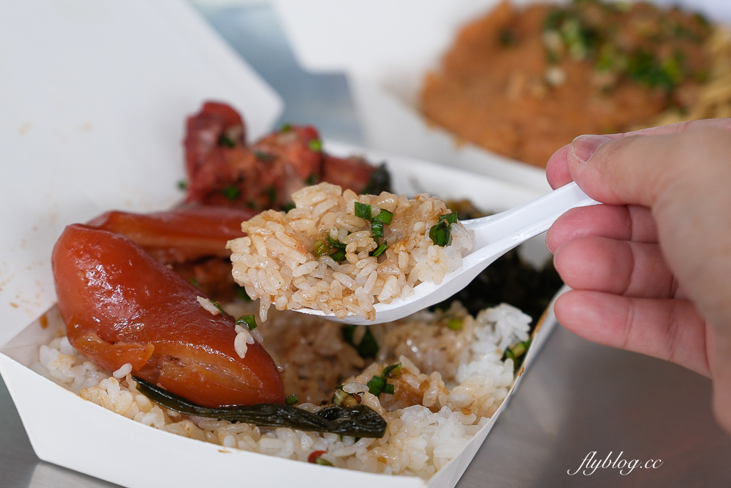 台中北區｜金源興爌肉飯．好吃的炒麵和排骨飯，必加自製韭菜辣椒醬 @飛天璇的口袋