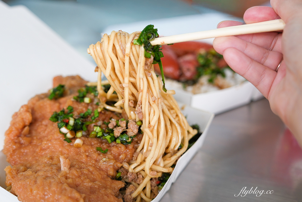 台中北區｜金源興爌肉飯．好吃的炒麵和排骨飯，必加自製韭菜辣椒醬 @飛天璇的口袋