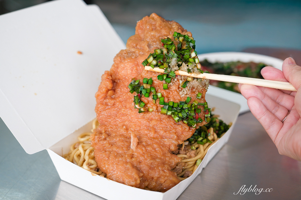 台中北區｜金源興爌肉飯．好吃的炒麵和排骨飯，必加自製韭菜辣椒醬 @飛天璇的口袋