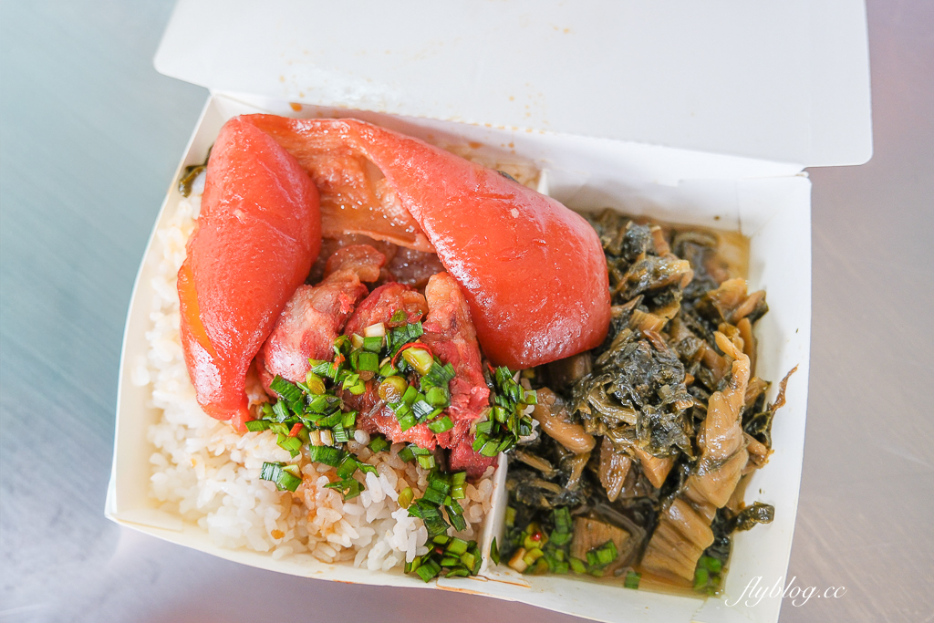 台中北區｜金源興爌肉飯．好吃的炒麵和排骨飯，必加自製韭菜辣椒醬 @飛天璇的口袋