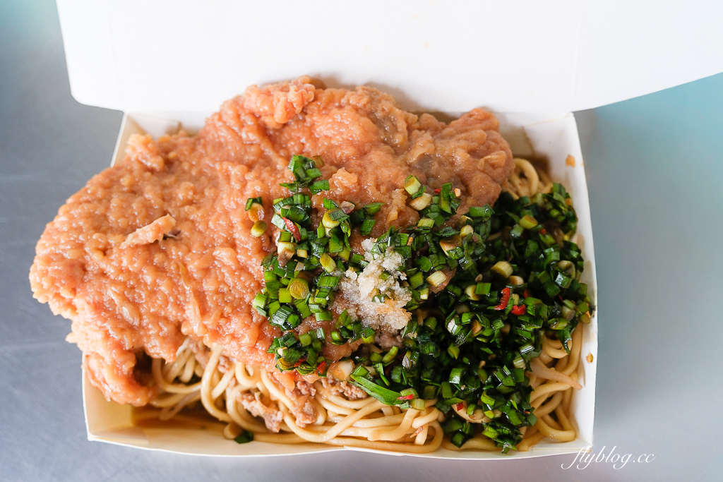 台中北區｜金源興爌肉飯．好吃的炒麵和排骨飯，必加自製韭菜辣椒醬 @飛天璇的口袋
