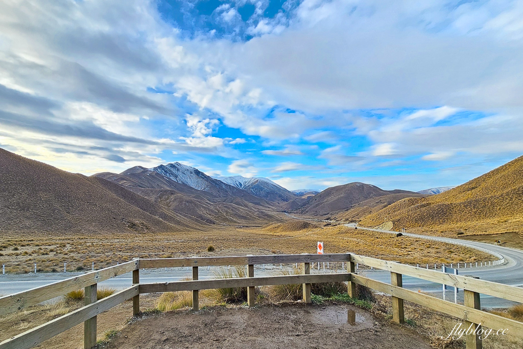 紐西蘭南島｜Lindis Pass 林迪斯隘口．紐西蘭8號公路觀景台，紐西蘭明信片的經典景點 @飛天璇的口袋