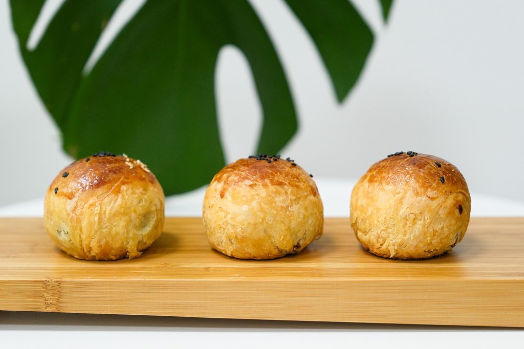 彰化鹿港｜新口味食品行．鹿港頂番婆人氣蛋黃酥，網友推薦不輸彰化不二坊 @飛天璇的口袋