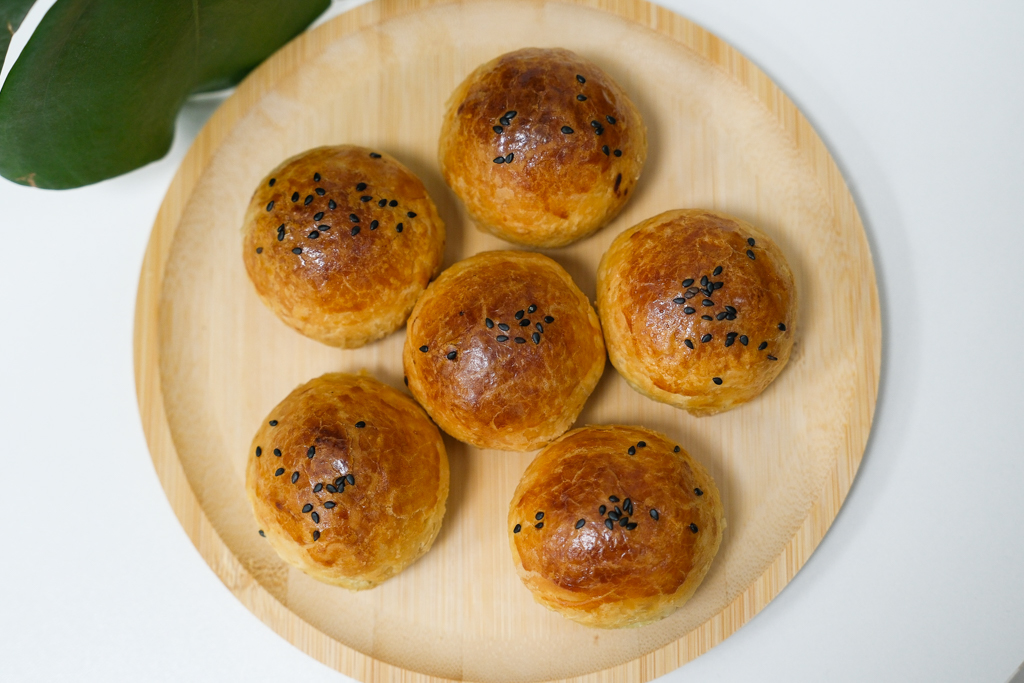 彰化鹿港｜新口味食品行．鹿港頂番婆人氣蛋黃酥，網友推薦不輸彰化不二坊 @飛天璇的口袋