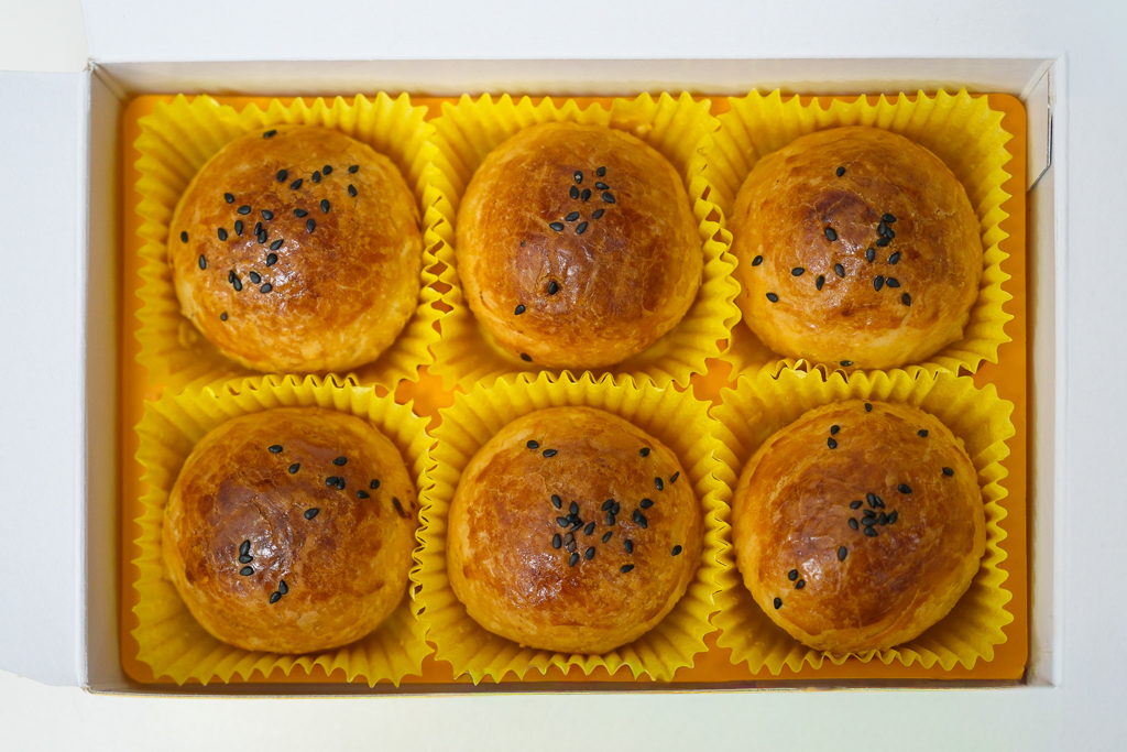 彰化鹿港｜新口味食品行．鹿港頂番婆人氣蛋黃酥，網友推薦不輸彰化不二坊 @飛天璇的口袋